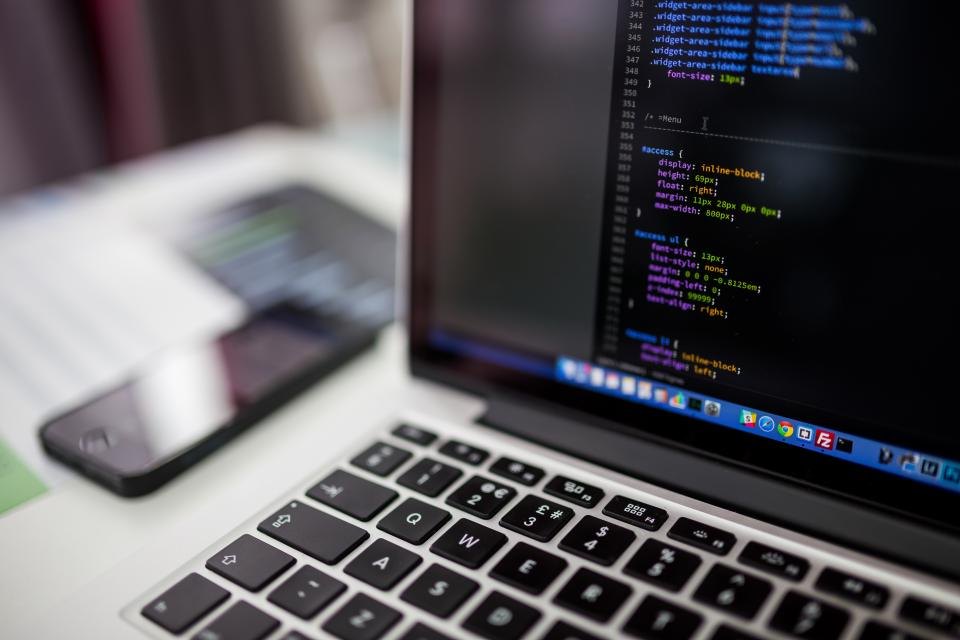 Écran d'ordinateur portable affichant du code, illustration de l'algorithme et de la programmation au brevet
