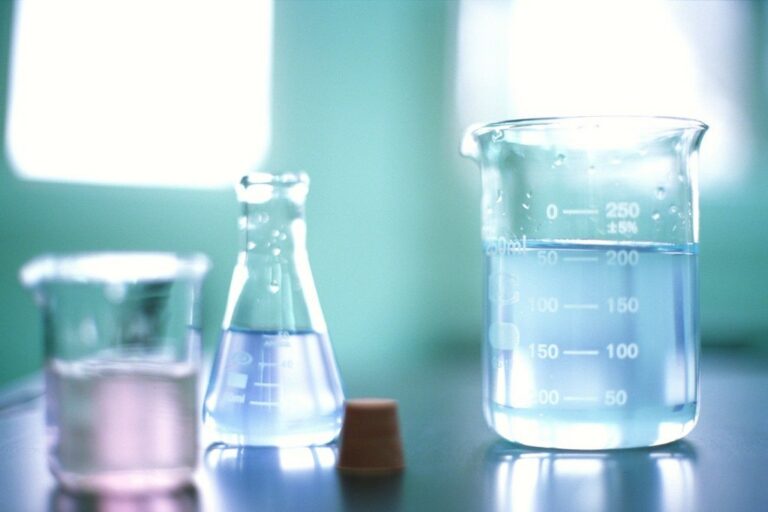 Béchers et fiole graduée en verre de laboratoire, illustration des exercices de physique-chimie mécanique et chimie au brevet