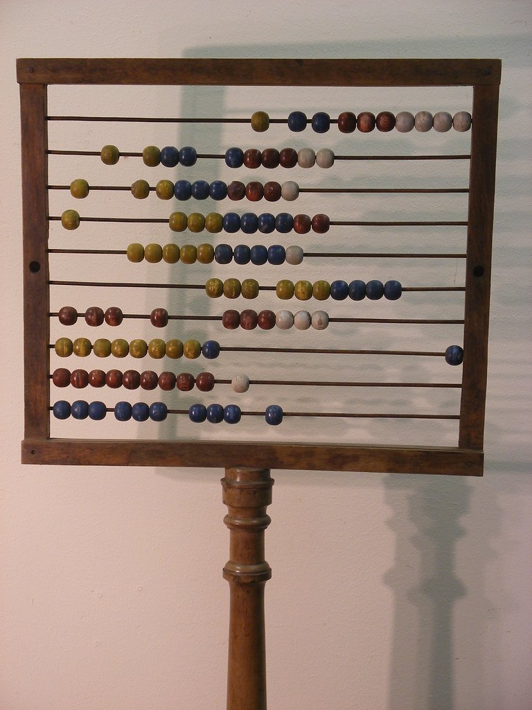 Boulier ancien en bois sur pied, outil traditionnel pour l'entraînement au calcul mental au brevet