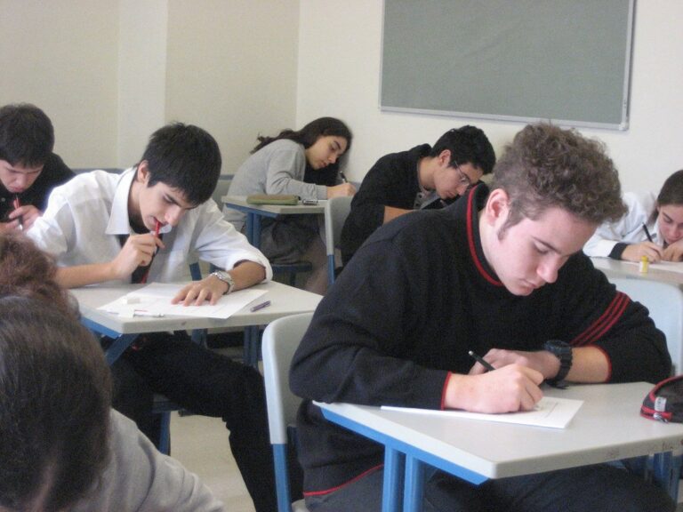 Collegiens composant lors d un brevet blanc en salle de classe