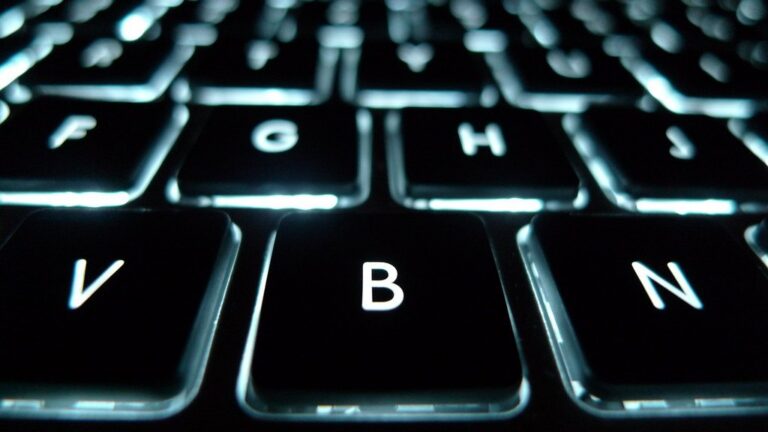 Gros plan sur un clavier rétroéclairé, illustration des exercices de technologie et de programmation Scratch au brevet