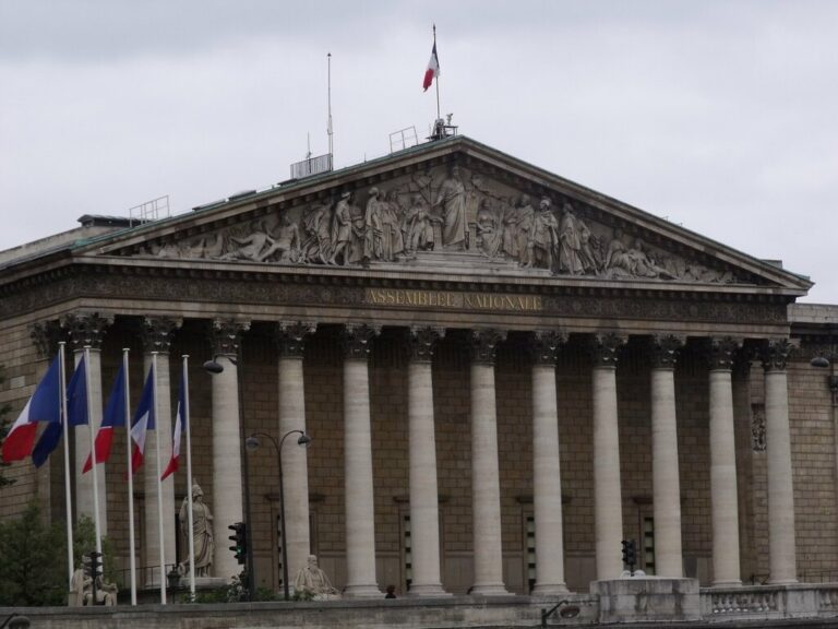 Fronton sculpté de l'Assemblée nationale à Paris, symbole des institutions républicaines pour les sujets d'argumentation EMC au brevet