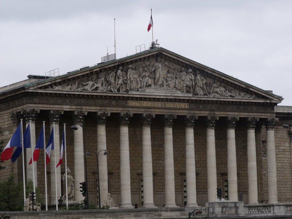 Fronton sculpté de l'Assemblée nationale à Paris, symbole des institutions républicaines pour les sujets d'argumentation EMC au brevet