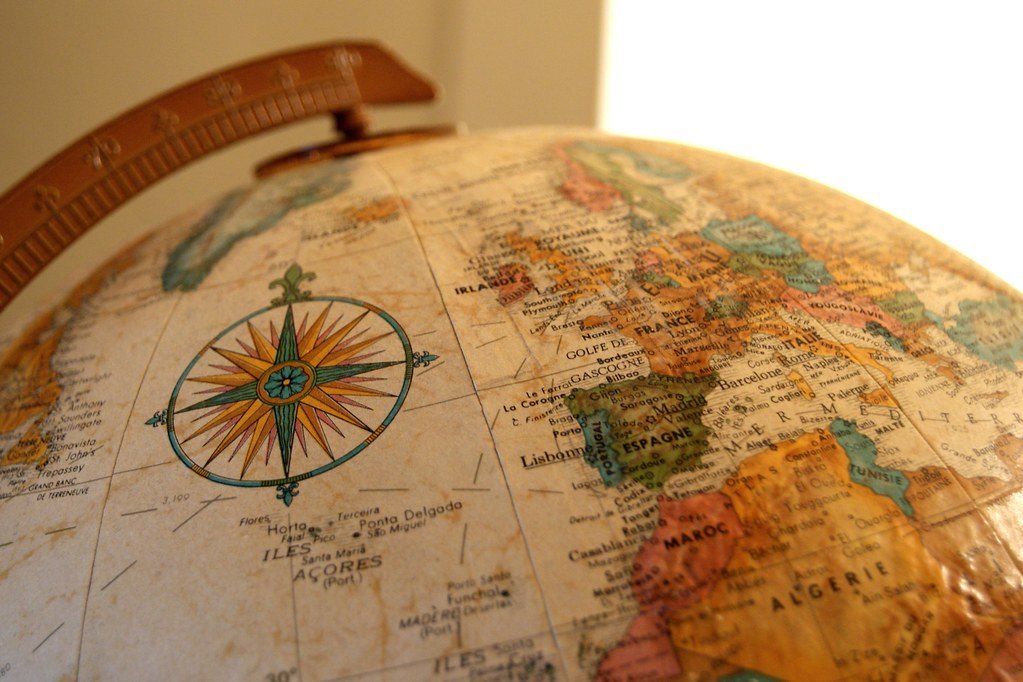 Gros plan sur un globe terrestre avec rose des vents, cartographie de l'Europe pour les exercices de croquis de géographie au brevet
