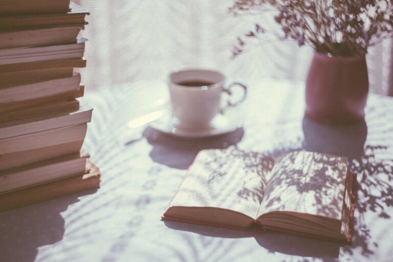Livre ouvert sur une table avec une tasse de thé, illustration des exercices de compréhension de texte au brevet