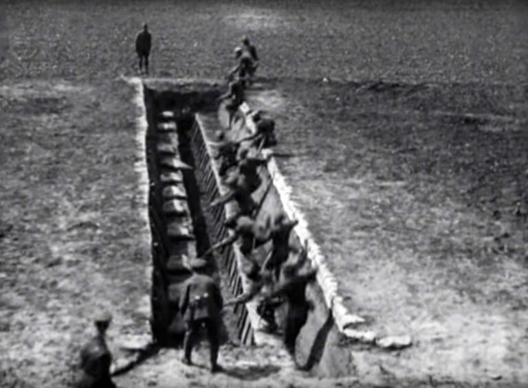 Photographie d'archive de soldats sortant d'une tranchée pendant la Première Guerre mondiale, illustration du thème des guerres mondiales au brevet