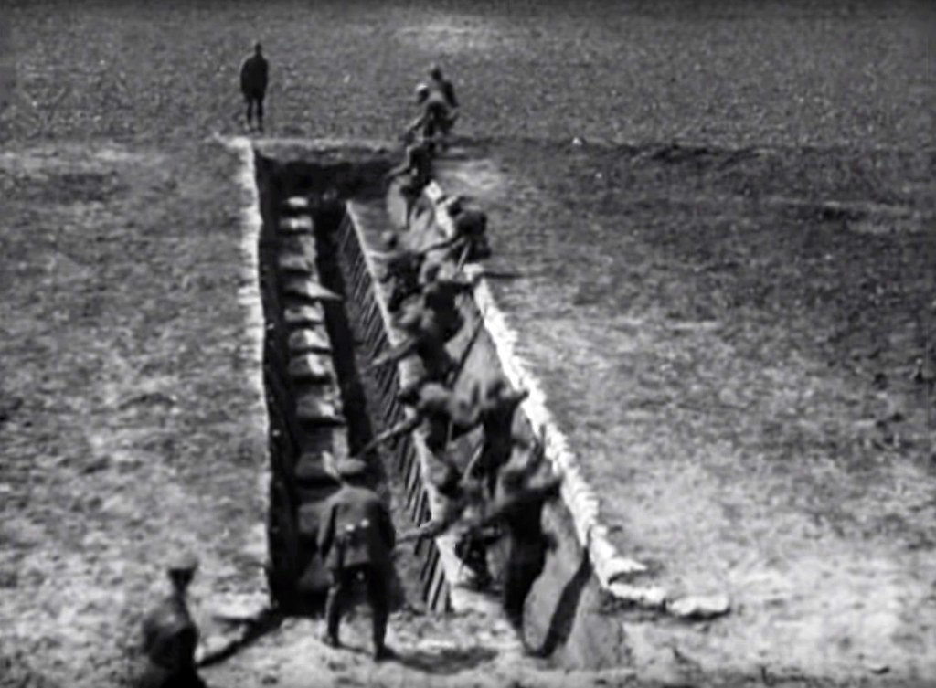 Photographie d'archive de soldats sortant d'une tranchée pendant la Première Guerre mondiale, illustration du thème des guerres mondiales au brevet